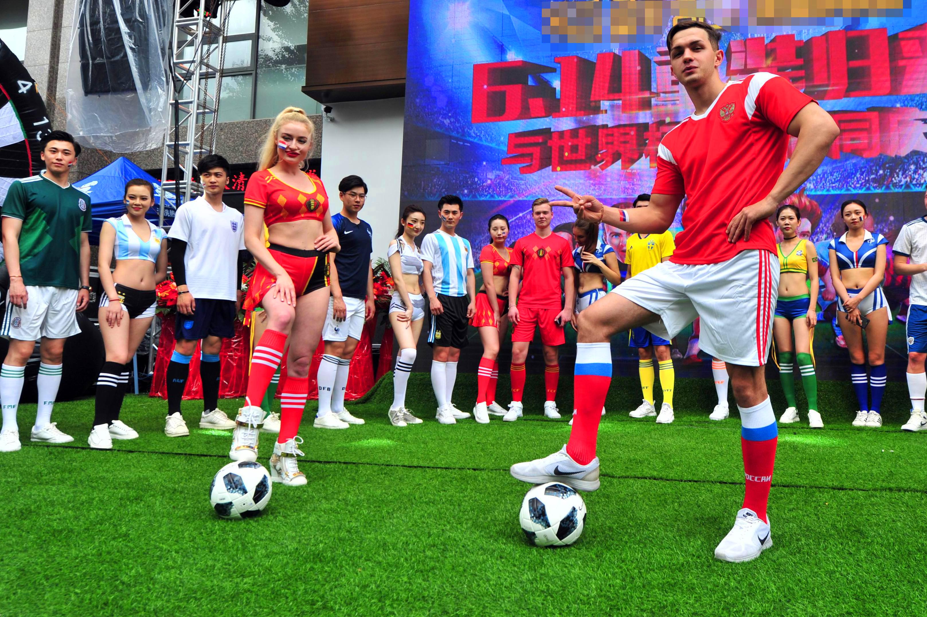 现了她